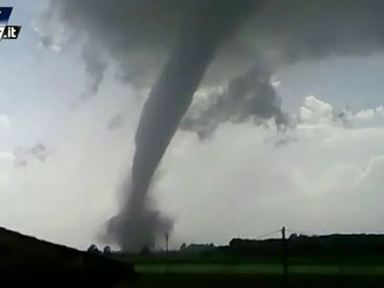 Капитал - В Италии прошел сильный смерч