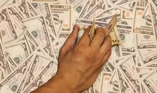 Капитал - Спекулянты ослабили курс тенге