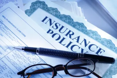 Прибыль страховщиков снизилась почти в два раза