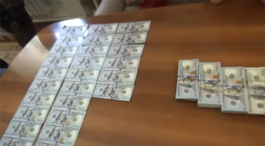 Капитал - Высокопоставленный чиновник попался на получении крупной взятки