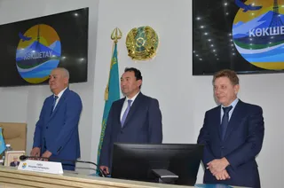 На фото: слева направо генеральный директор АО «Altyntau Kokshetau» Игорь Когай, аким Кокшетау Бауыржан Гайса, генеральный директор ТОО «Казцинк» Александр Хмелев