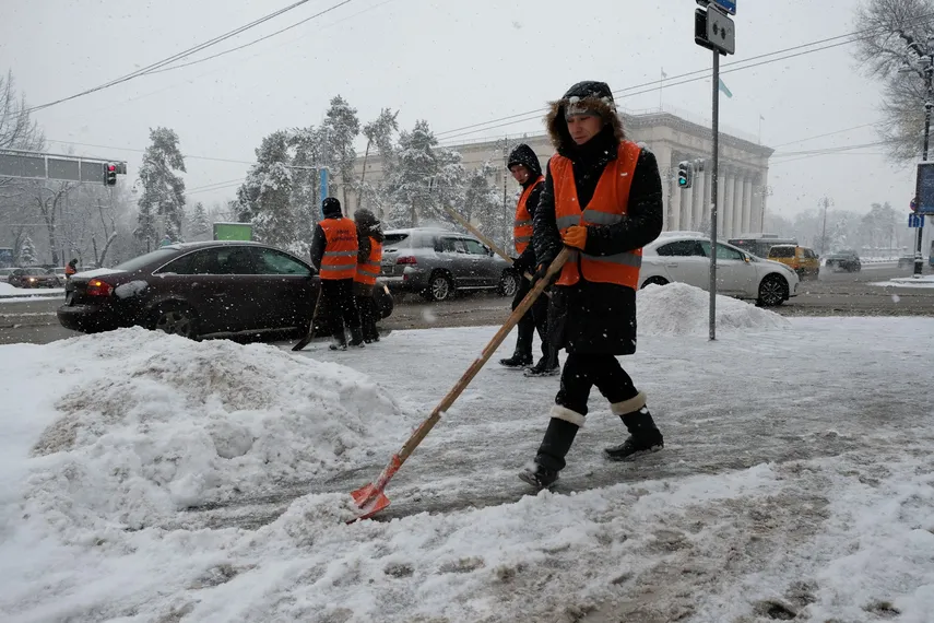 Капитал - Свыше 2 тысяч человек расчищают улицы Алматы