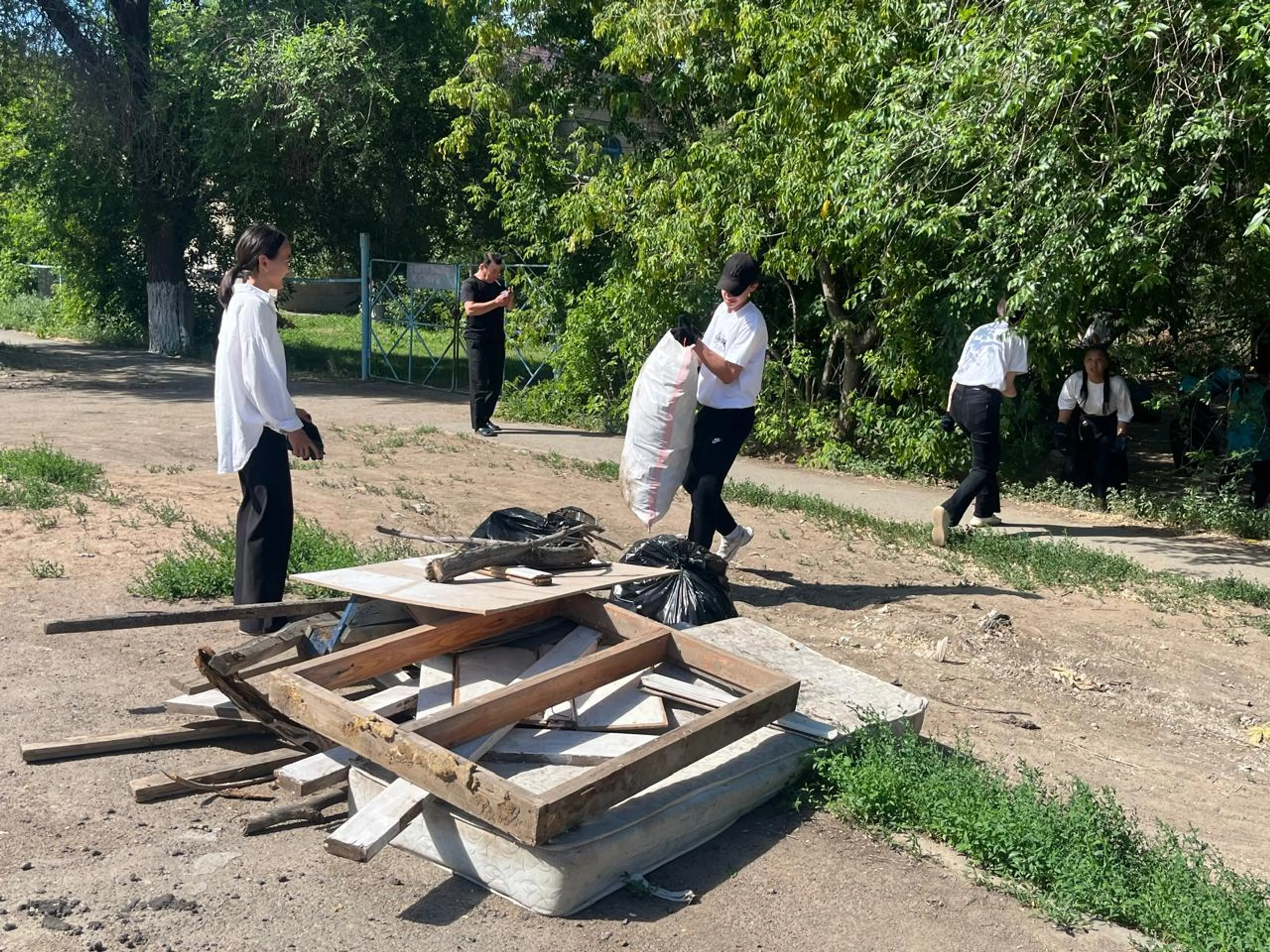 Капитал - В Уральске прошла акция «Біз таза ел үшін»