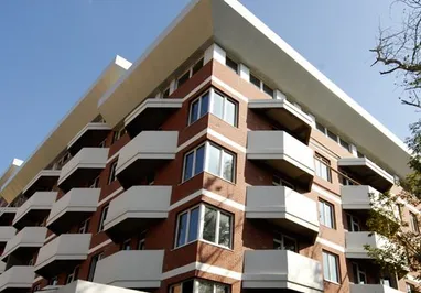 Число сделок по жилью снизилось на 8%