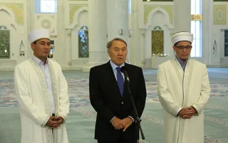 Капитал - Президент посетил мечеть Хазрет Султан