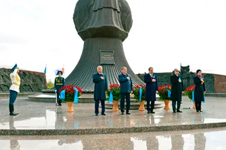 Капитал - В Астане возложили цветы к монументу Отан корғаушылар