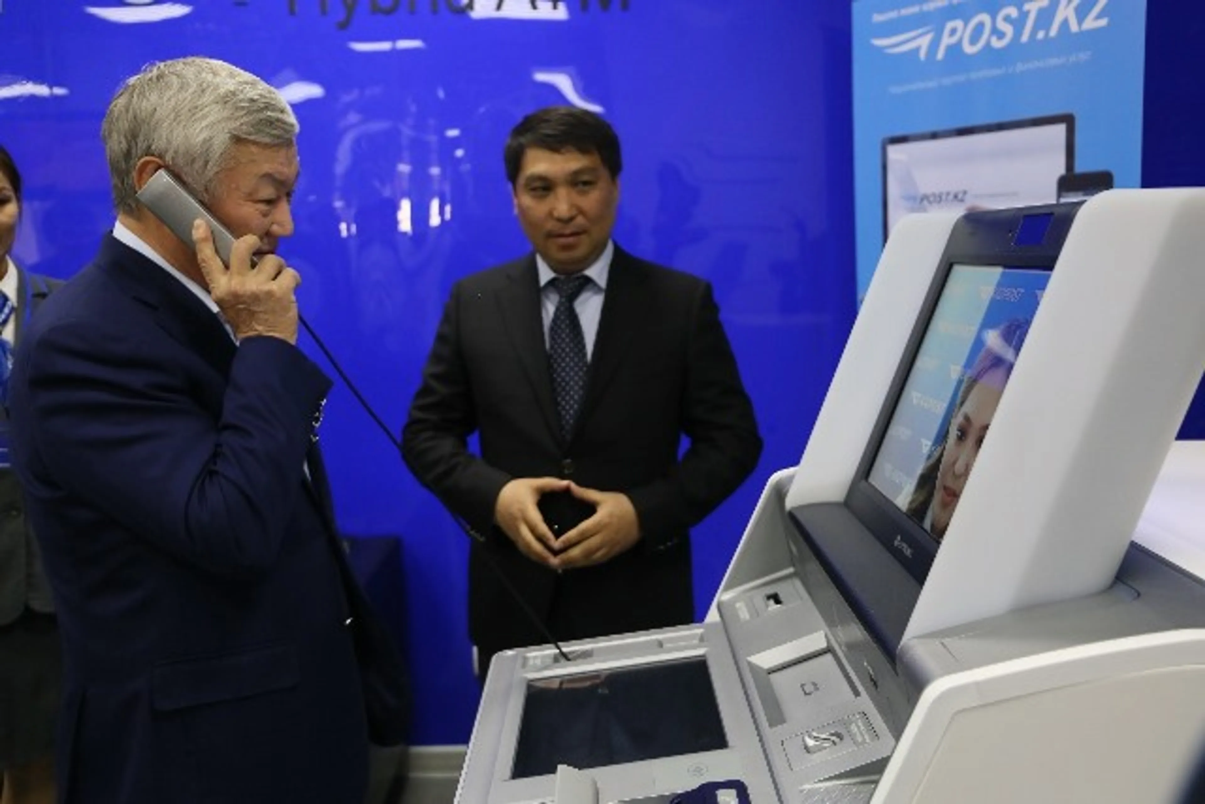 Капитал - Робот обслуживает в Актобе посетителей почтового отделения