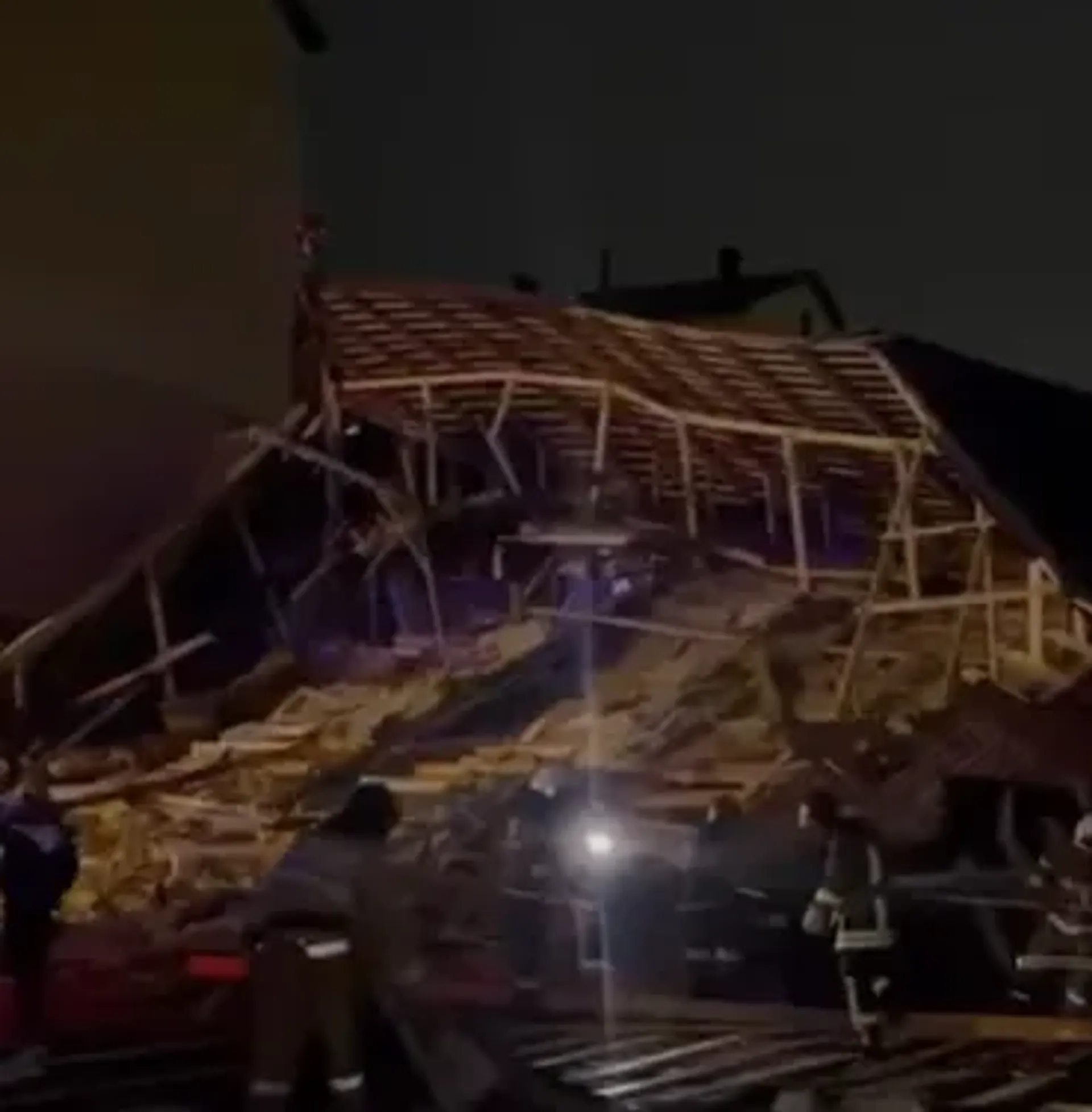 Капитал - Под завалами обрушенного в результате взрыва кафе в Уральске нашли двух погибших