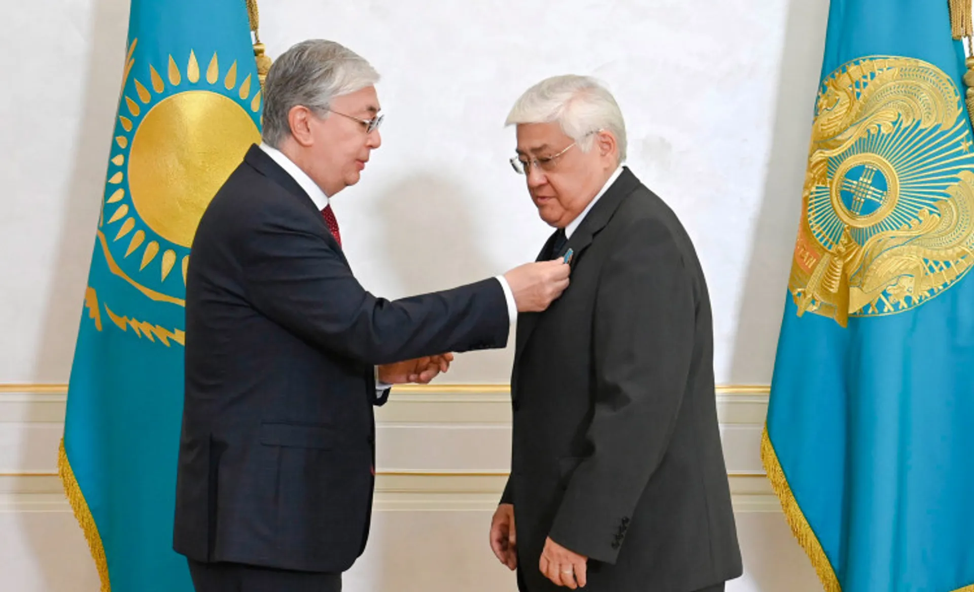 Капитал - Президент присвоил Алибеку Днишеву звание «Қазақстанның Еңбек Ері»