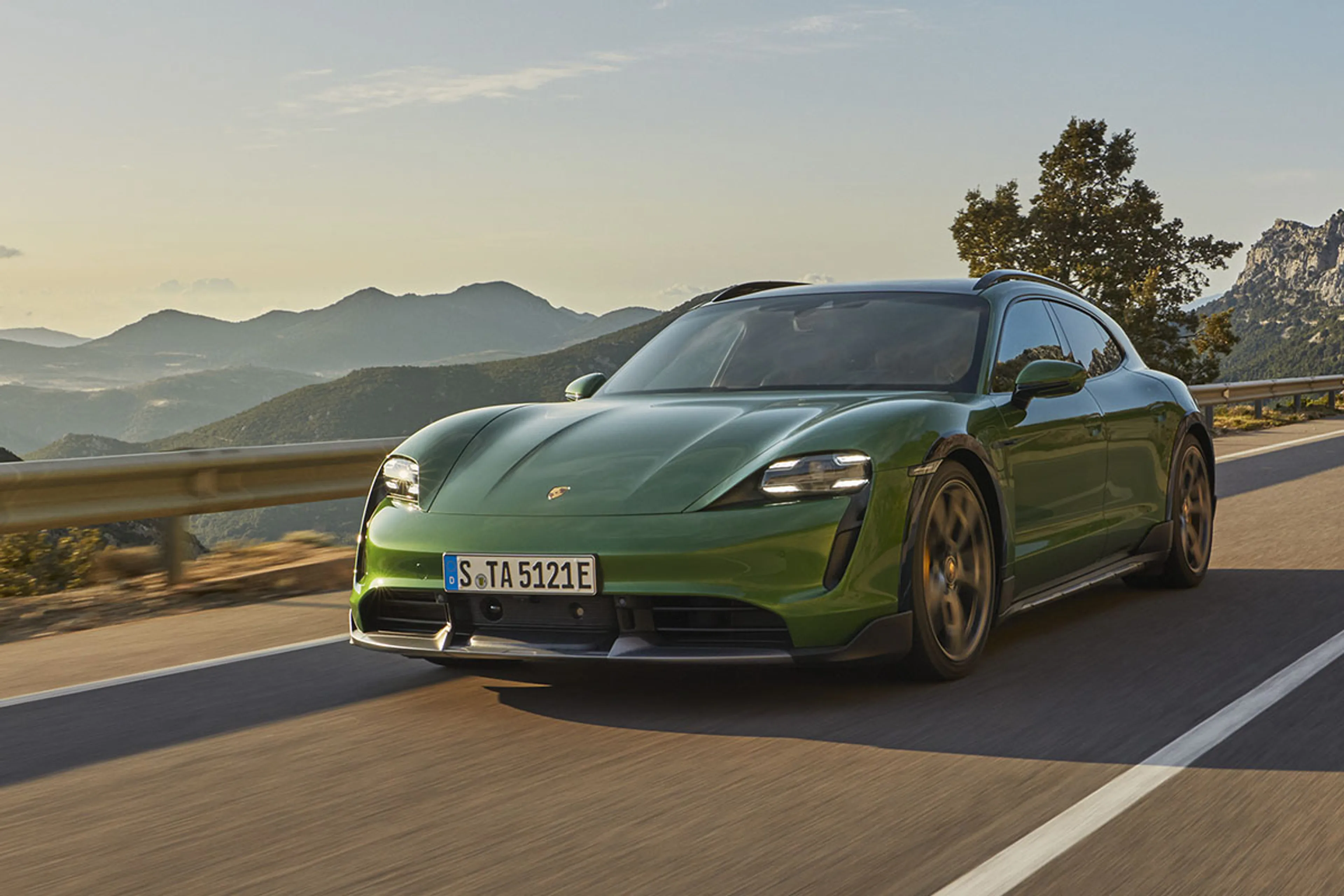 Taycan Cross Turismo, отзыв электрических Hyundai и цифровизация VW - фото kapital.kz