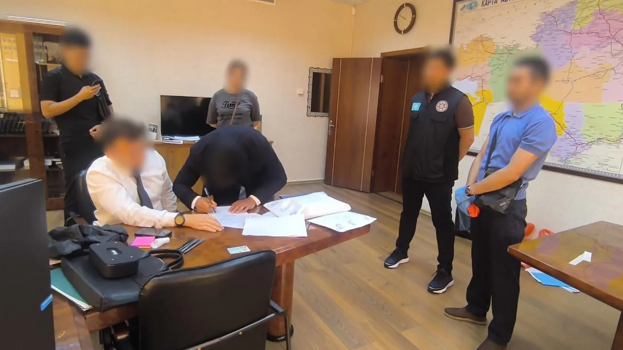 По подозрению в получении взятки задержан вице-министр транспорта 