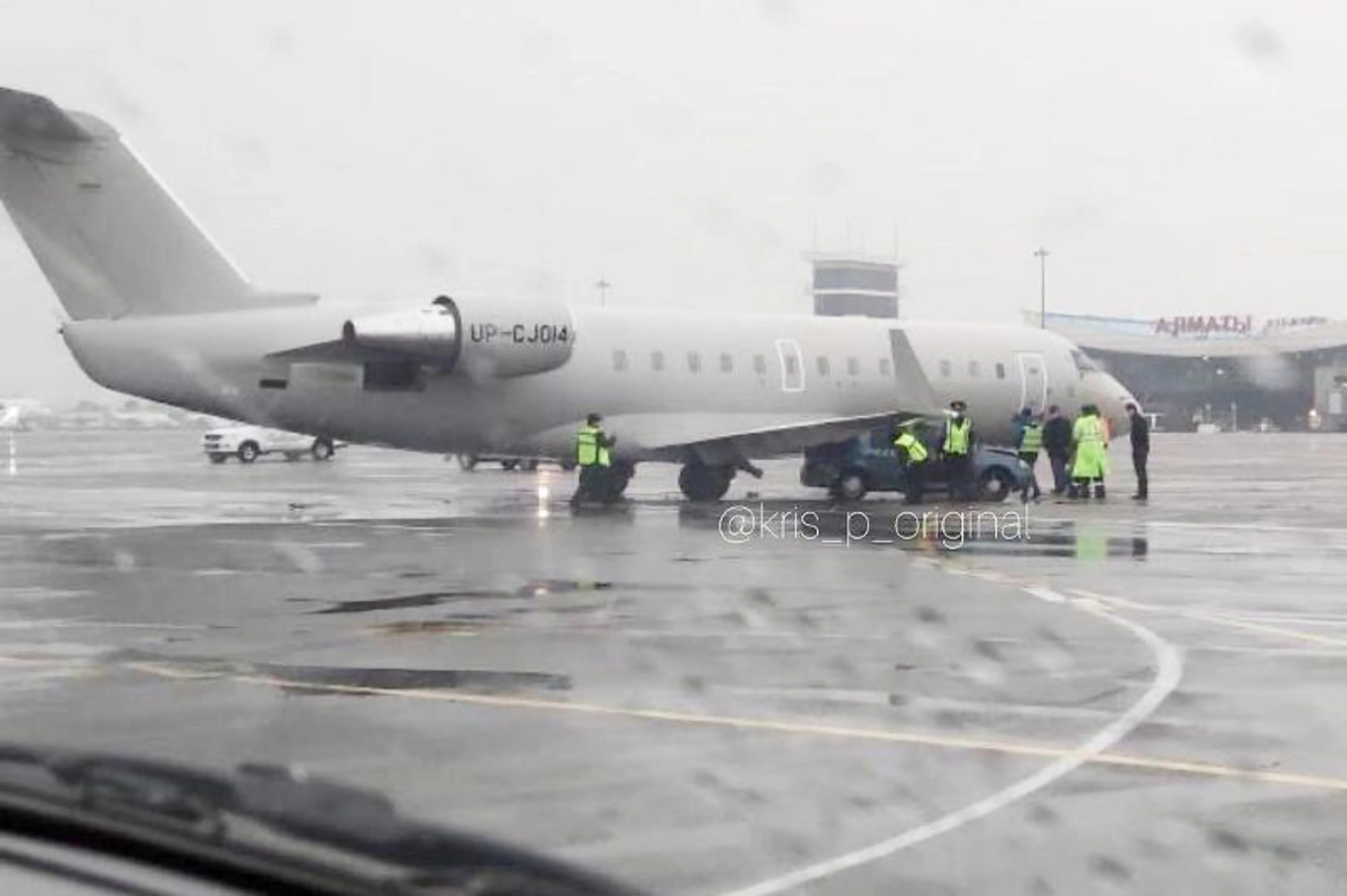 Капитал - Самолет задел крылом автомобиль в аэропорту Алматы