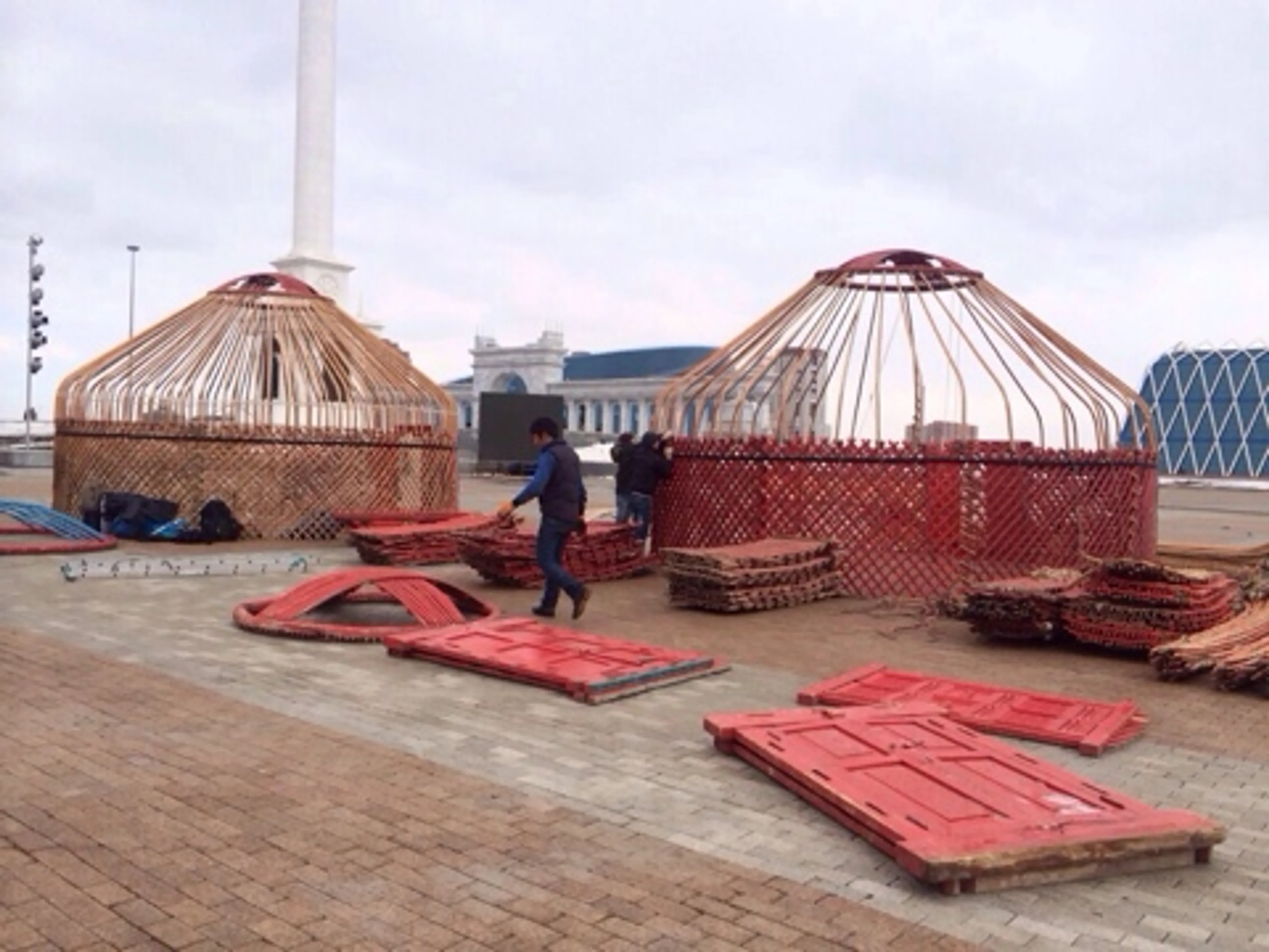 Капитал - 40 юрт установили на площади в Астане