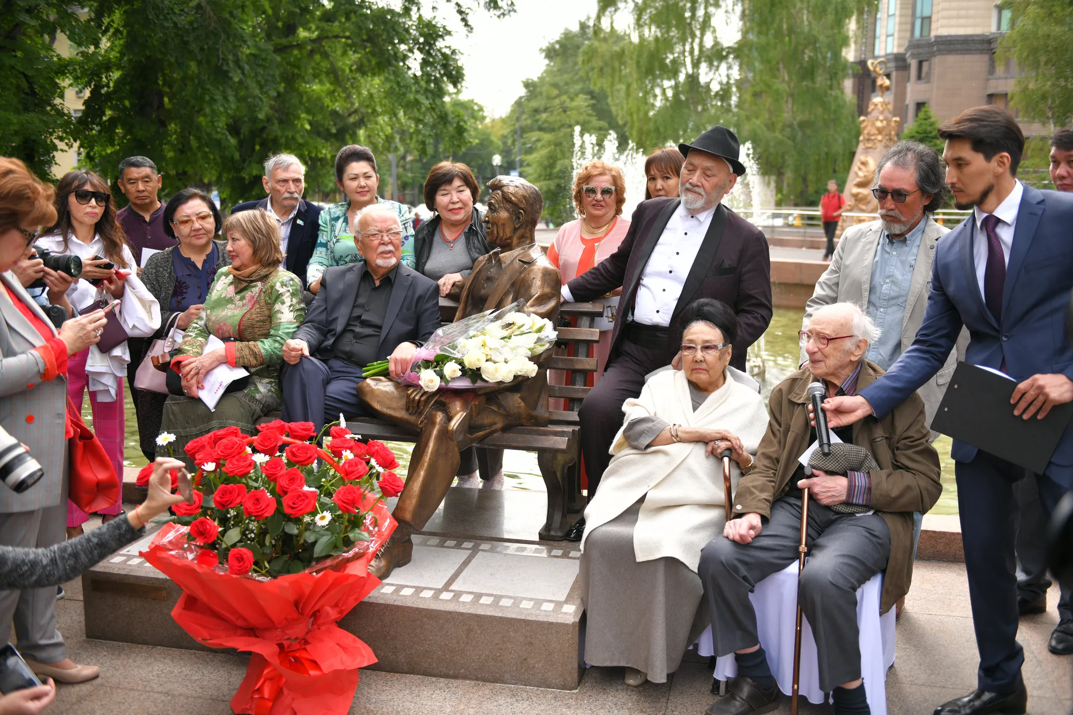 В Алматы установили скульптуру Шакена Айманова - Image Kapital.kz