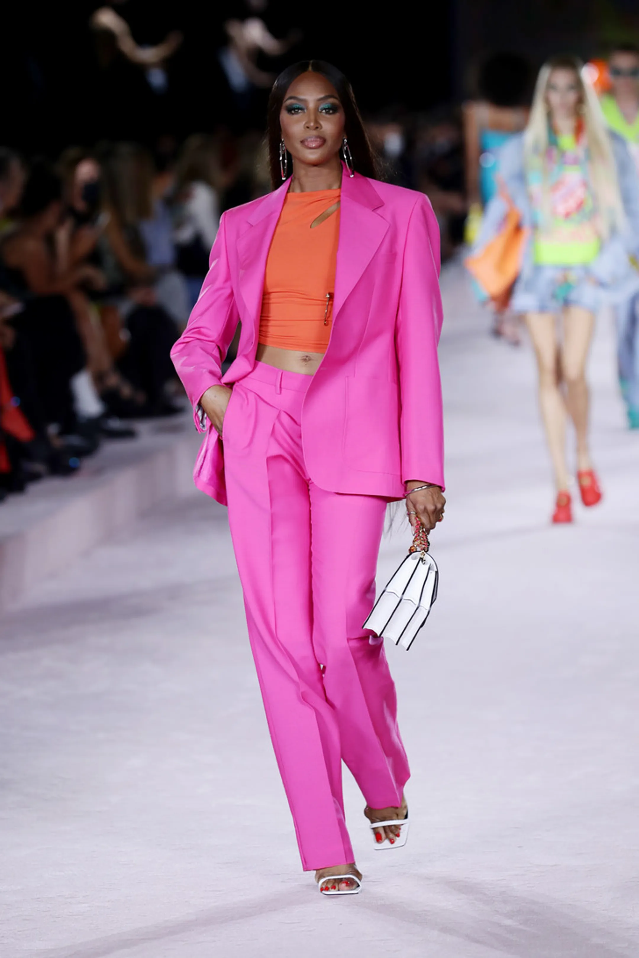 Наоми Кэмпбелл на подиуме Versace