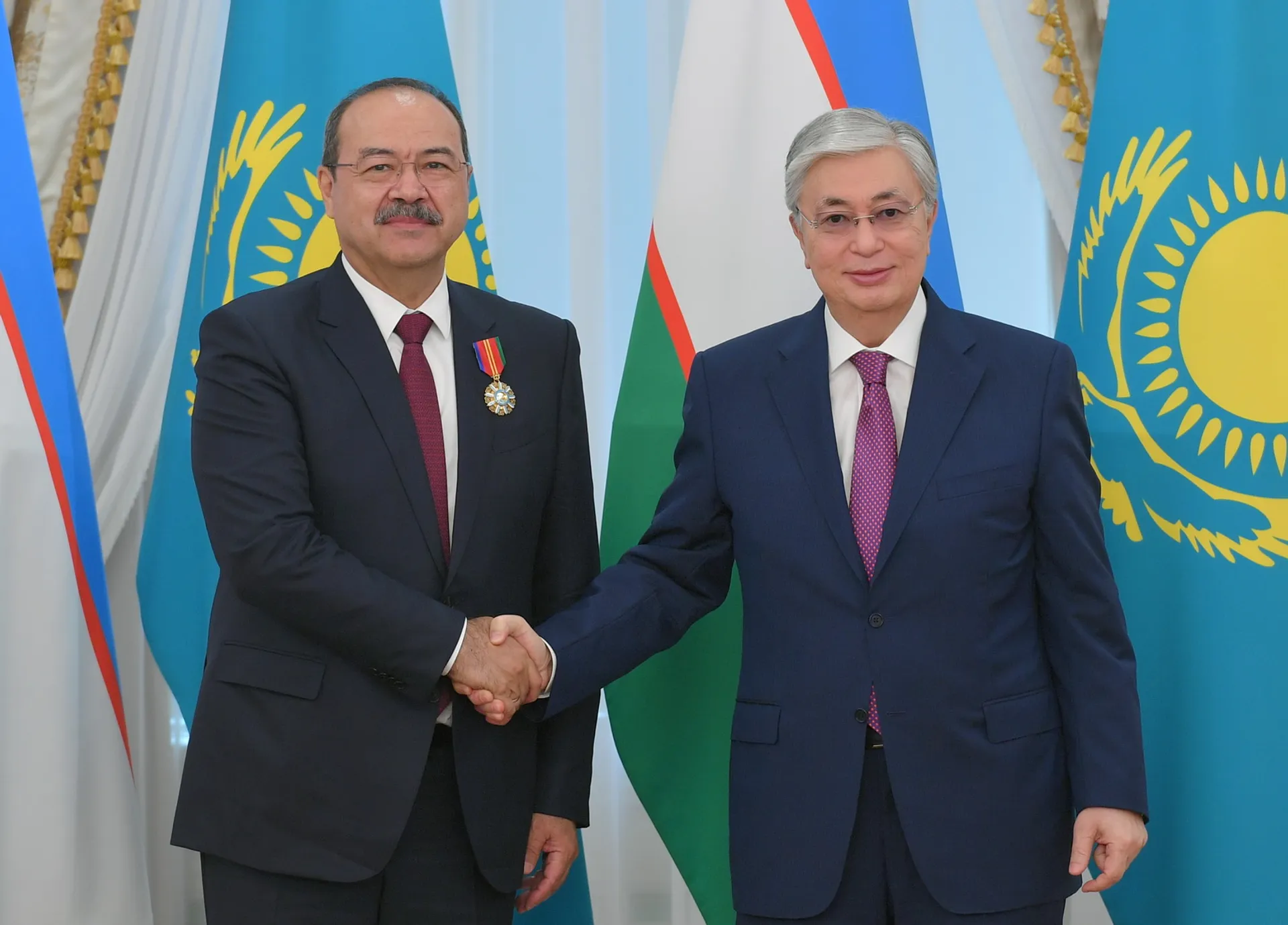 Капитал - Президент наградил премьер-министра Узбекистана орденом Достык