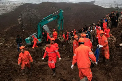 В Китае более 90 человек пропали без вести после схода оползня