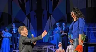 Капитал - Карагандинец признался своей девушке в любви со сцены театра