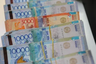 Капитал - Дневные торги: 332,80 тенге за доллар