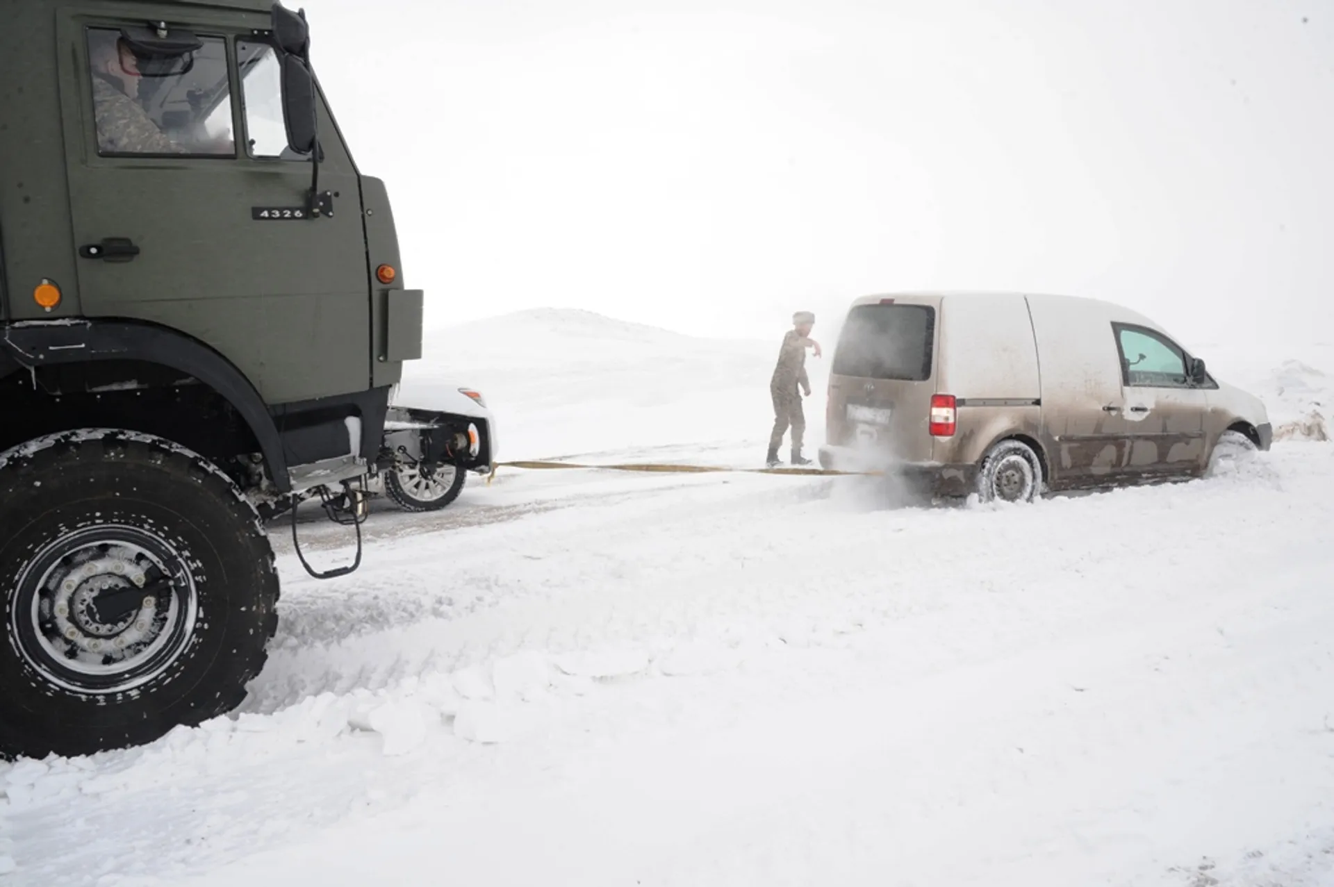 Капитал - Военнослужащие вызволяют из снежного плена жителей ВКО