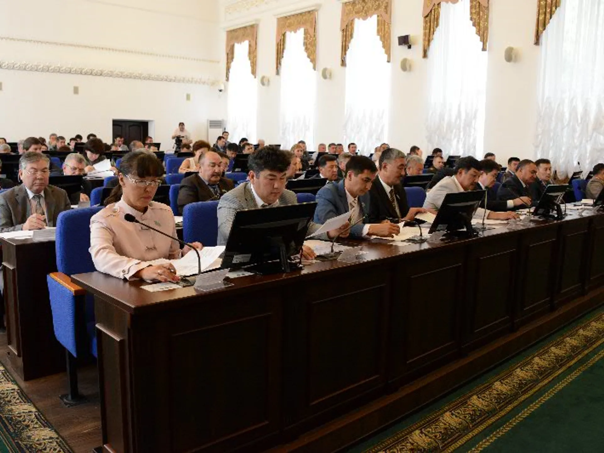 Капитал - Аким Ерлан Арын отчитался перед депутатами