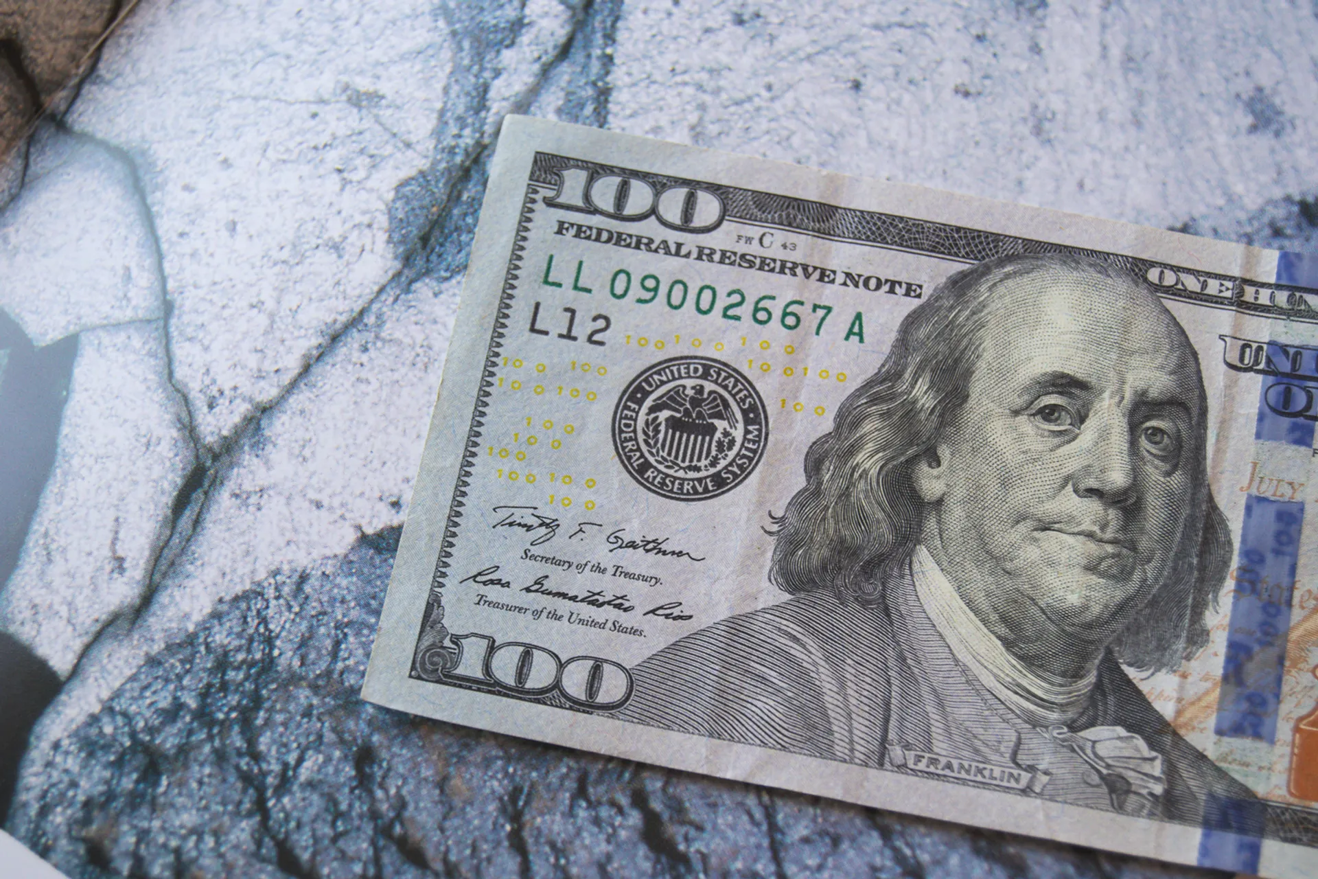 Капитал - В марте казахстанцы купили доллары почти на 65 млрд тенге