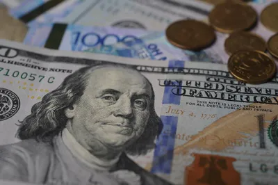 Дешевеющая нефть давит на тенге