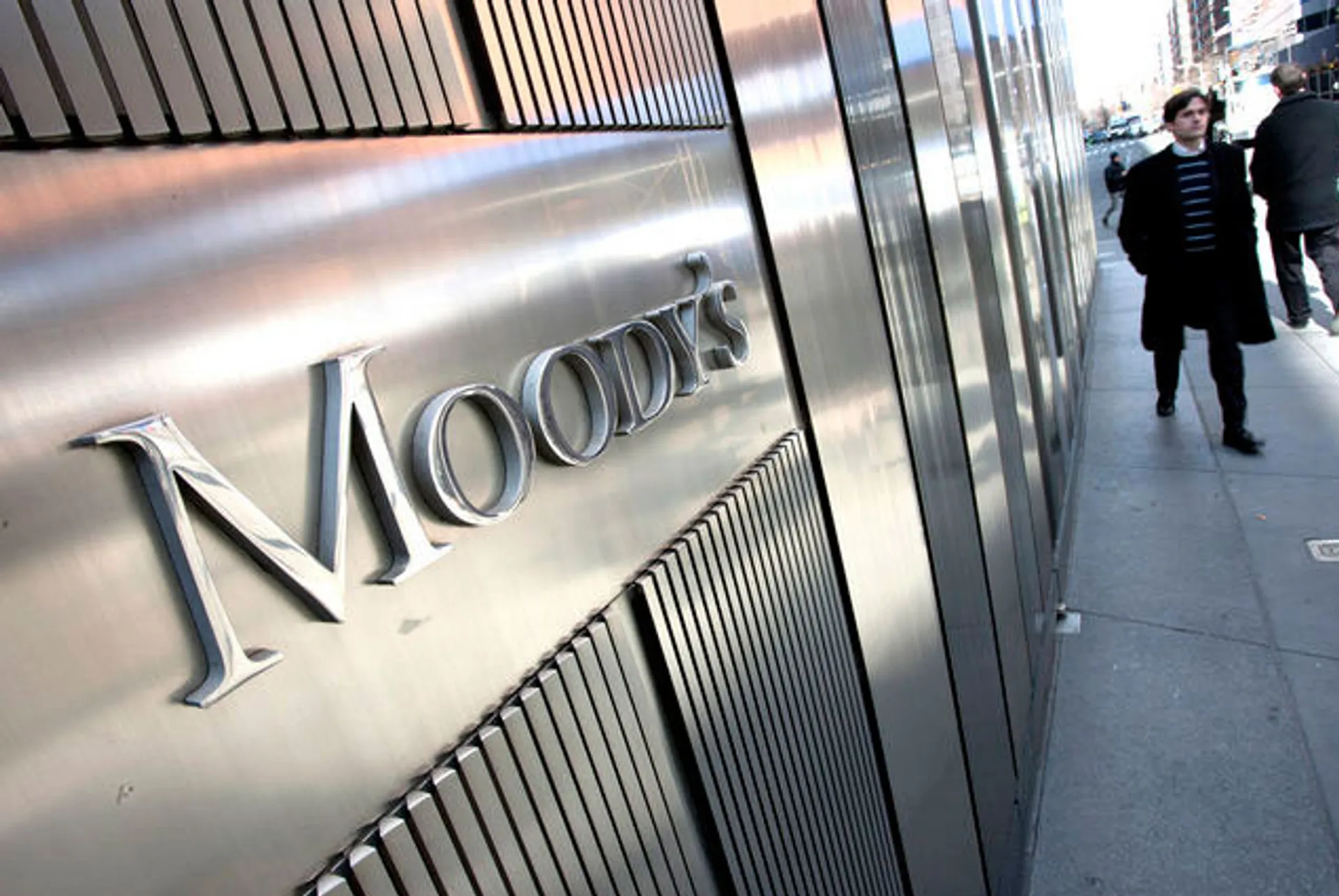 Капитал - Moody's снизило рейтинги банков США