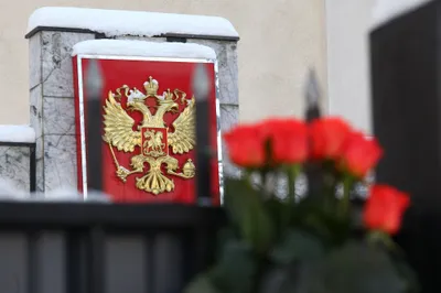 Алматинцы несут цветы к российскому консульству