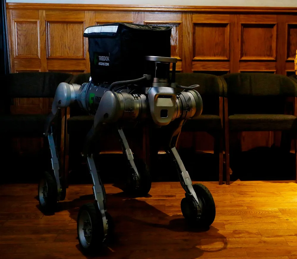 На фото: роботизированная собака Freedom Lifestyle, сверху - контейнер с продуктами&nbsp;