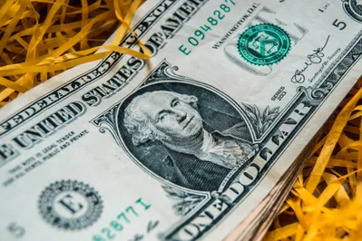 Дневные торги: 380,4 тенге за доллар