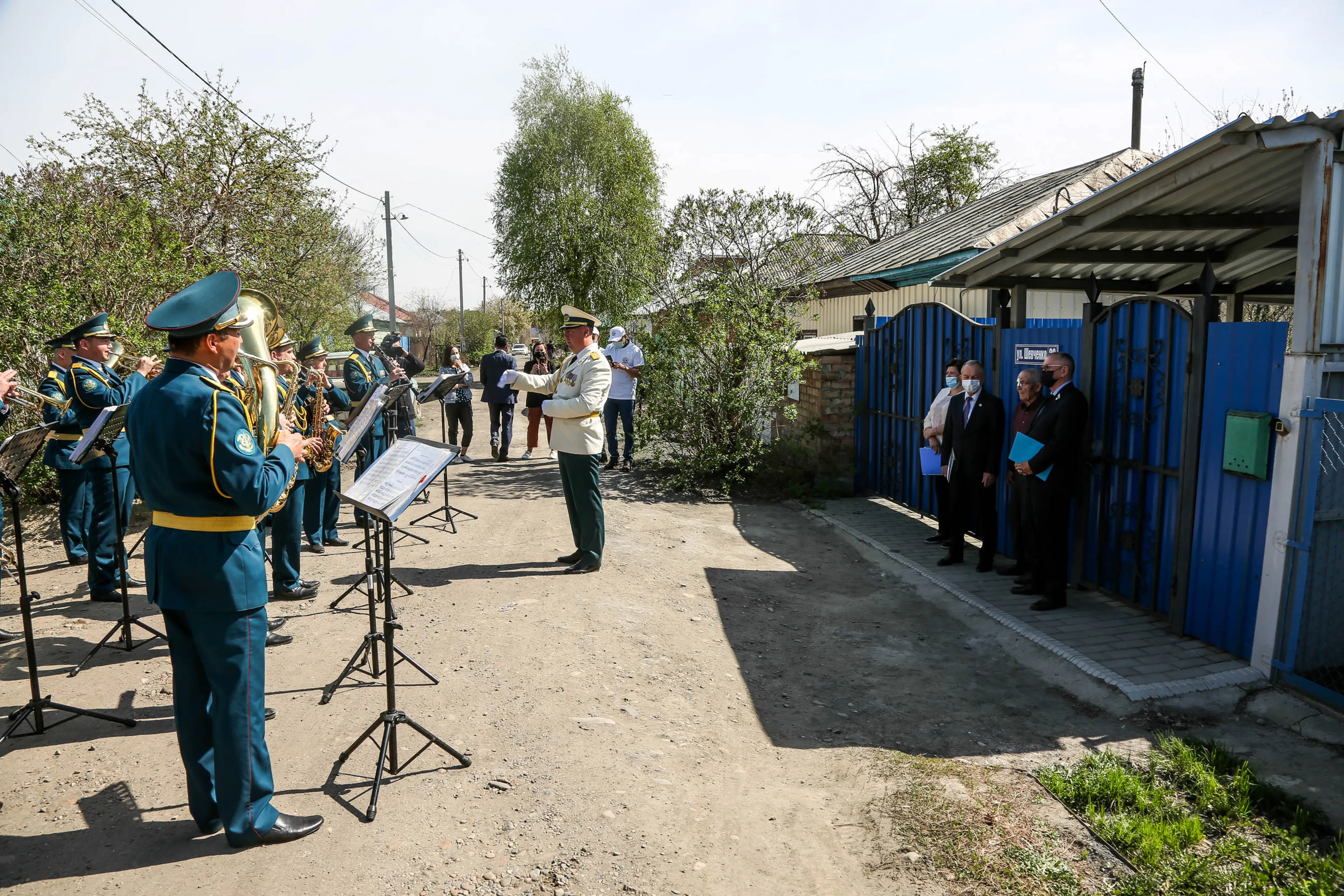 Оркестр на дом: «Казцинк» необычно поздравил ветеранов - фото kapital.kz