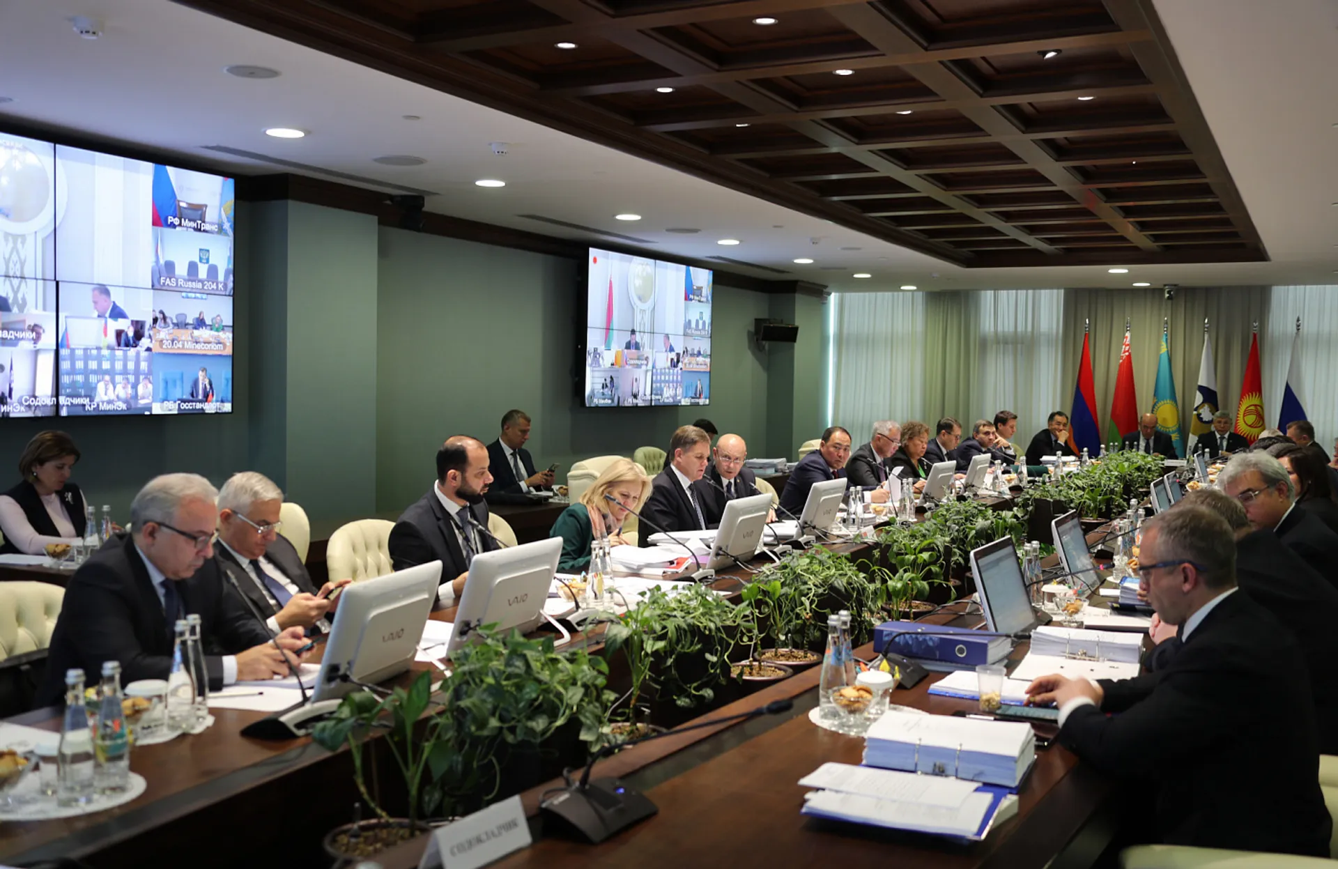 Капитал - ЕЭК продлила лимит беспошлинного ввоза товаров в 1000 евро