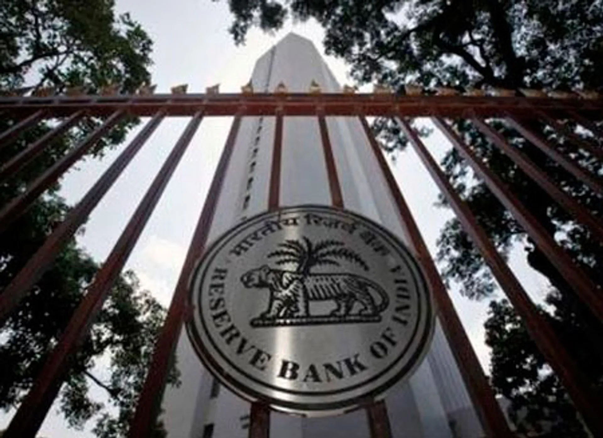 Капитал - Индия пытается спасти рупию