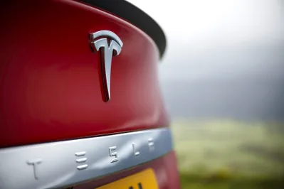 Tesla доминирует на рынке люксовых автомобилей США