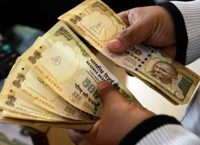 Капитал - Рупия стремительно дешевеет из-за Сирии