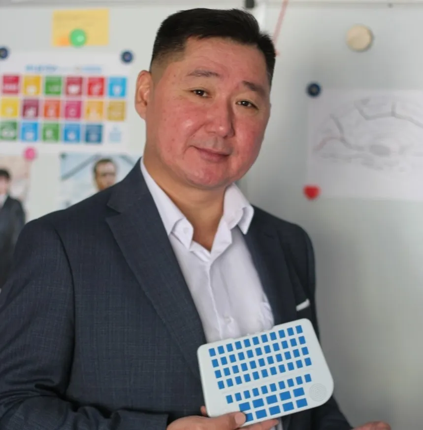 Казахстанцы создали тренажер для обучения грамоте незрячих - фото kapital.kz