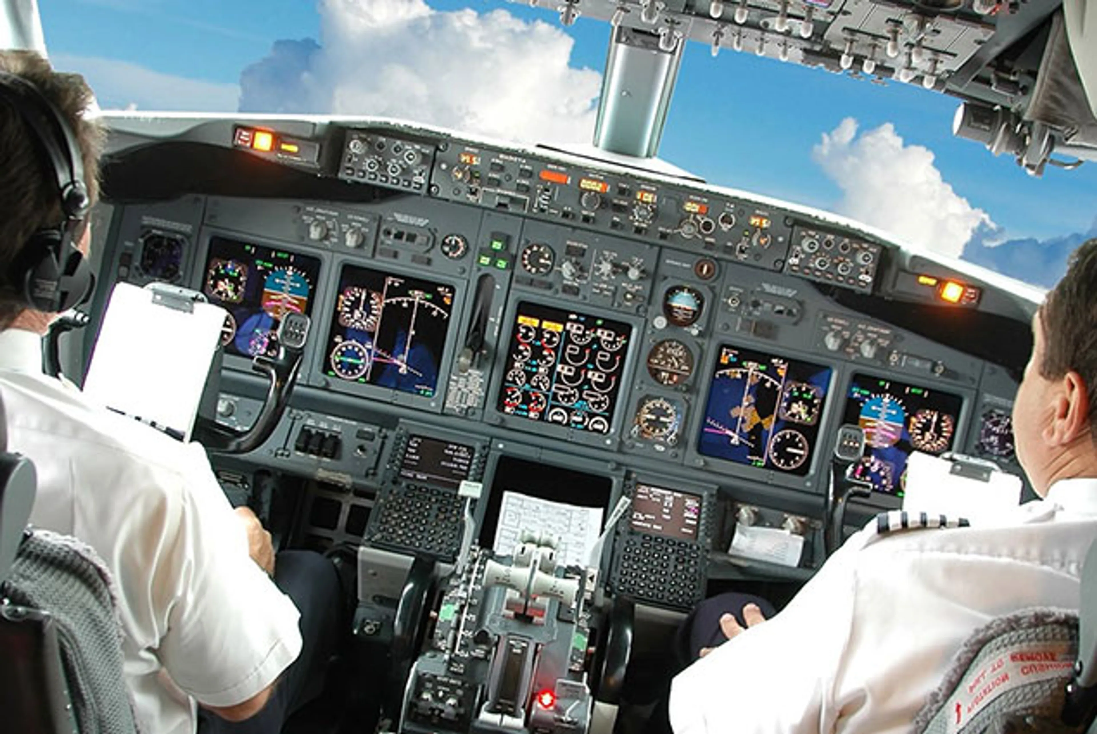 Капитал - Французские пилоты выступили против правила двух человек в кабине