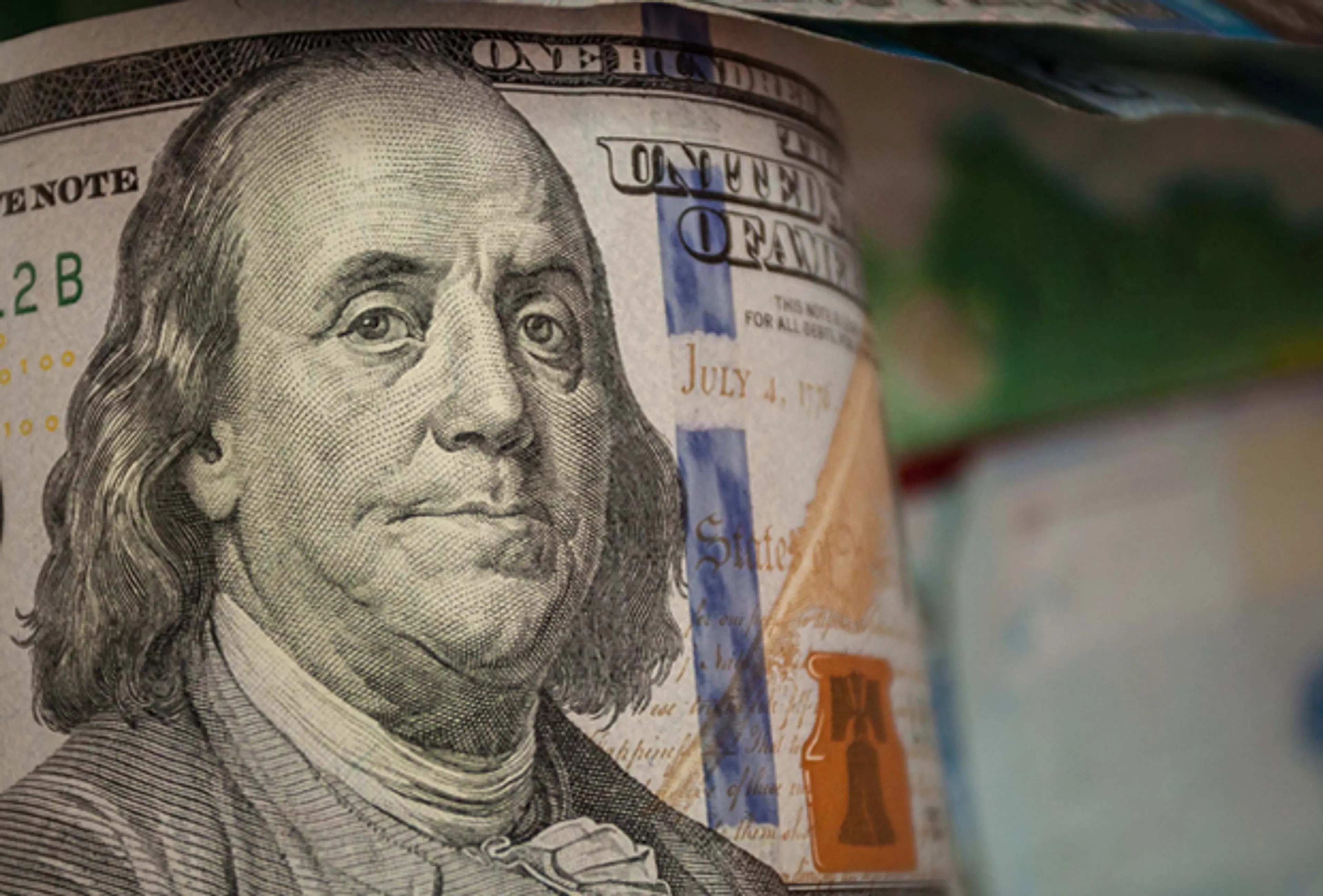 Капитал - В обменниках курс доллара достиг 370 тенге