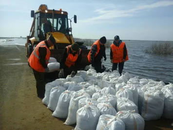 В Казахстане продолжают бороться с паводками