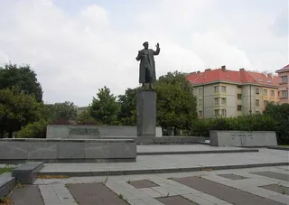 Капитал - Памятник советскому маршалу в Праге покрасили в розовый цвет