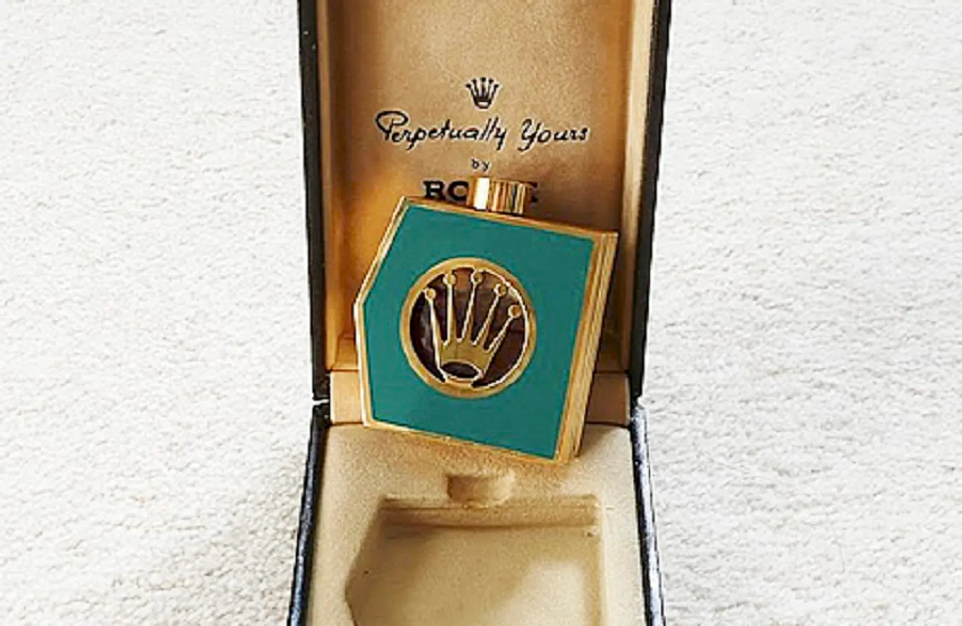 Капитал - Rolex продал духи 40-летней выдержки