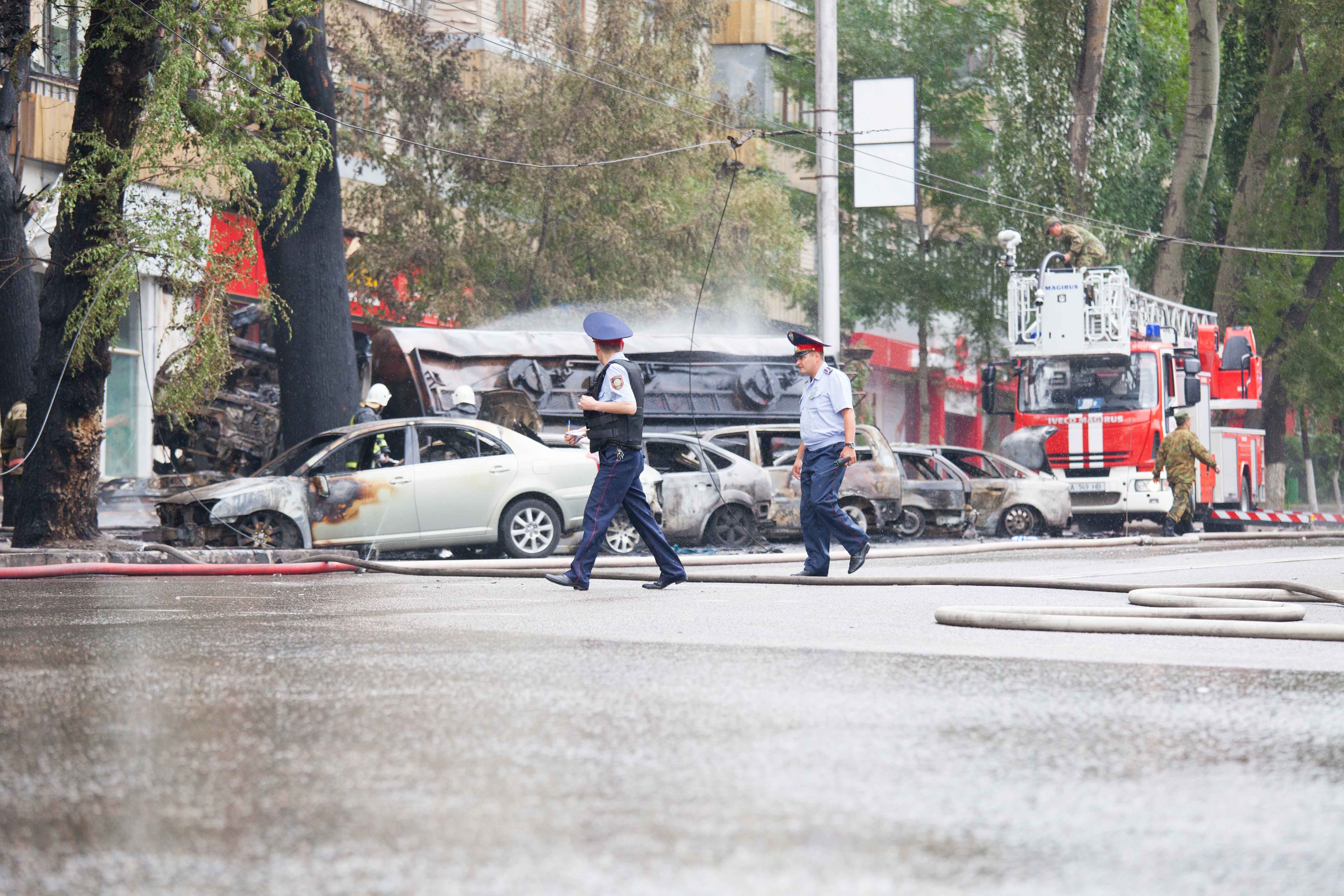 В результате взрыва, по уточненным данным, сгорели 14 автомашин. 