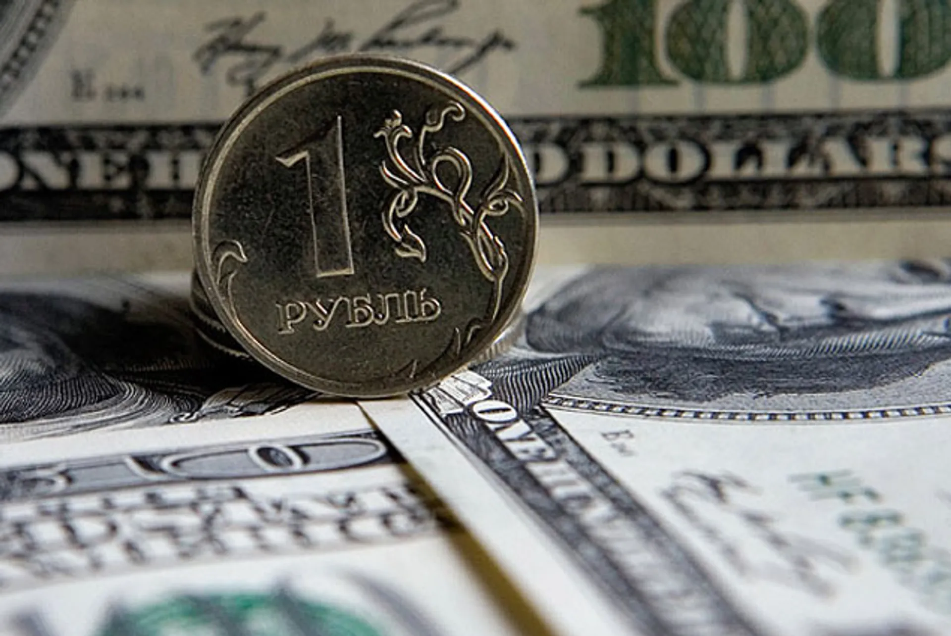 Капитал - Рублю в 2015 году еще предстоит пережить девальвационный шок