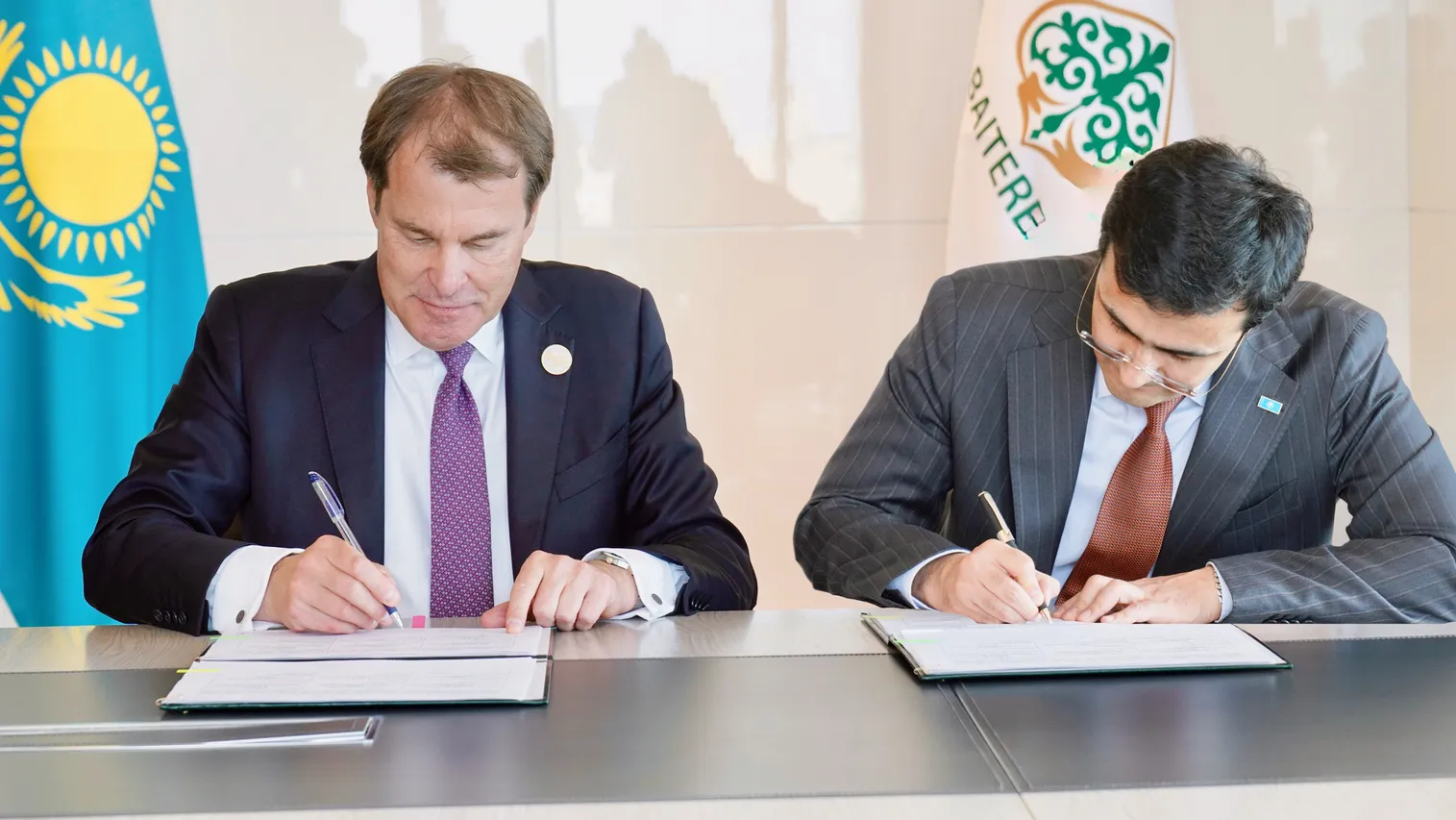 Источник фото: пресс-служба холдинга "Байтерек".&nbsp;Глава холдинга Рустам Карагойшин и первый вице-президент ЕБРР Юрген Ригтеринк.