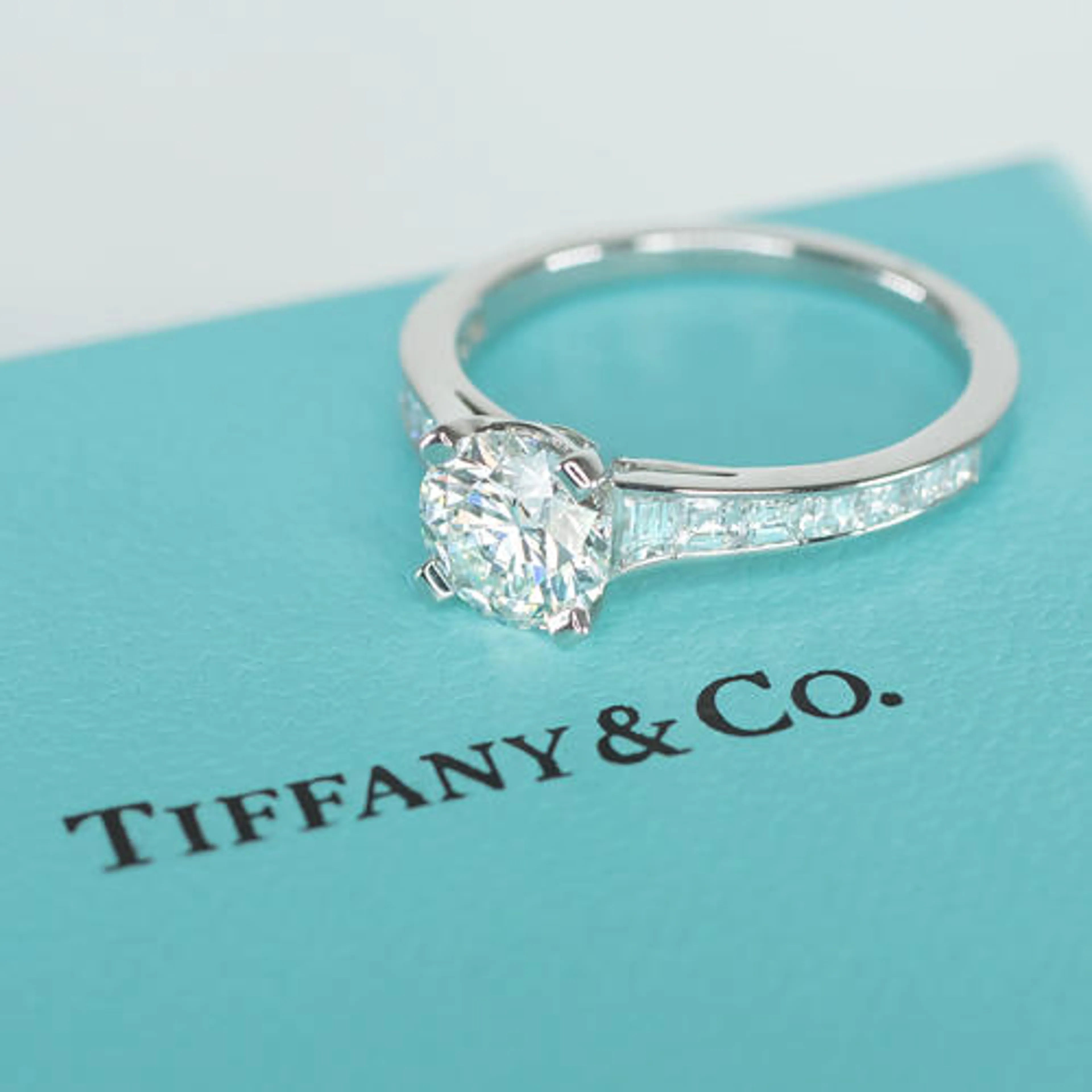 Капитал - Владелец Louis Vuitton намерен купить Tiffany