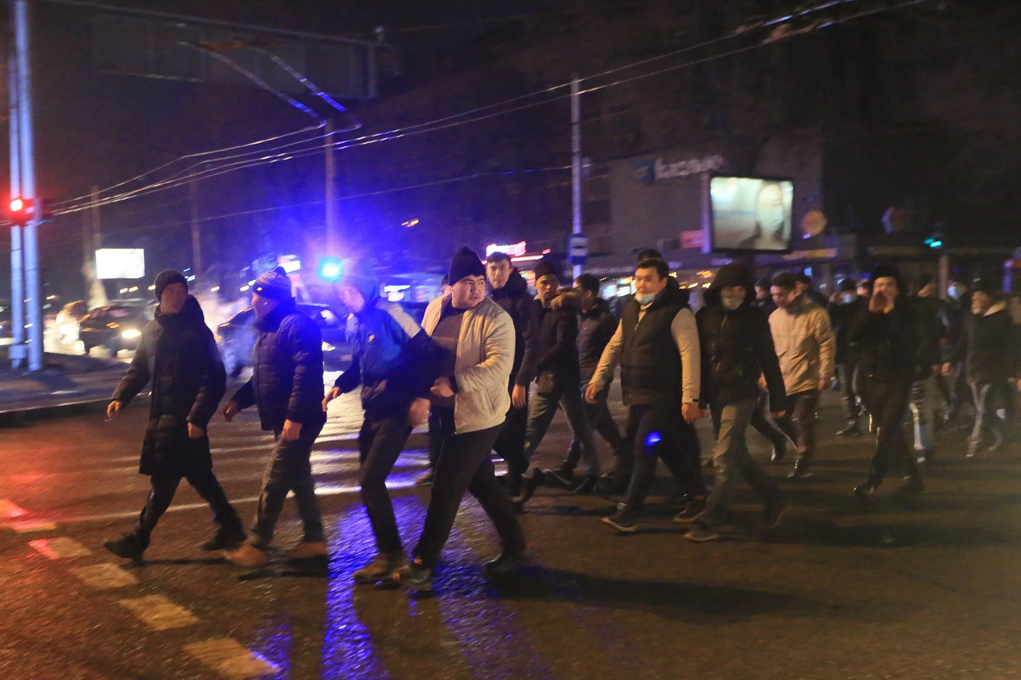 Протестующие ворвались в здание акимата Алматы