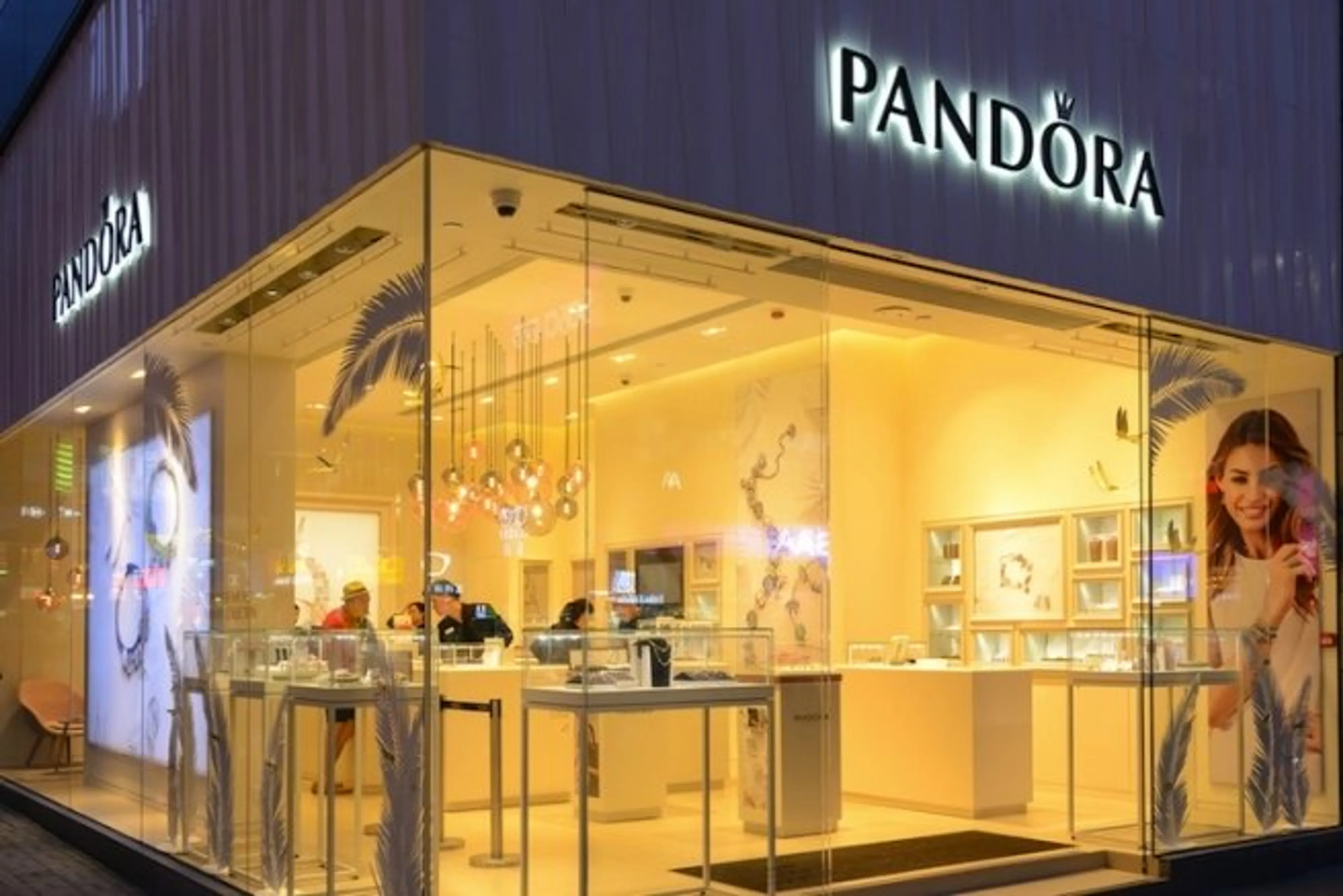 Капитал - Pandora закрыла 30% своих магазинов