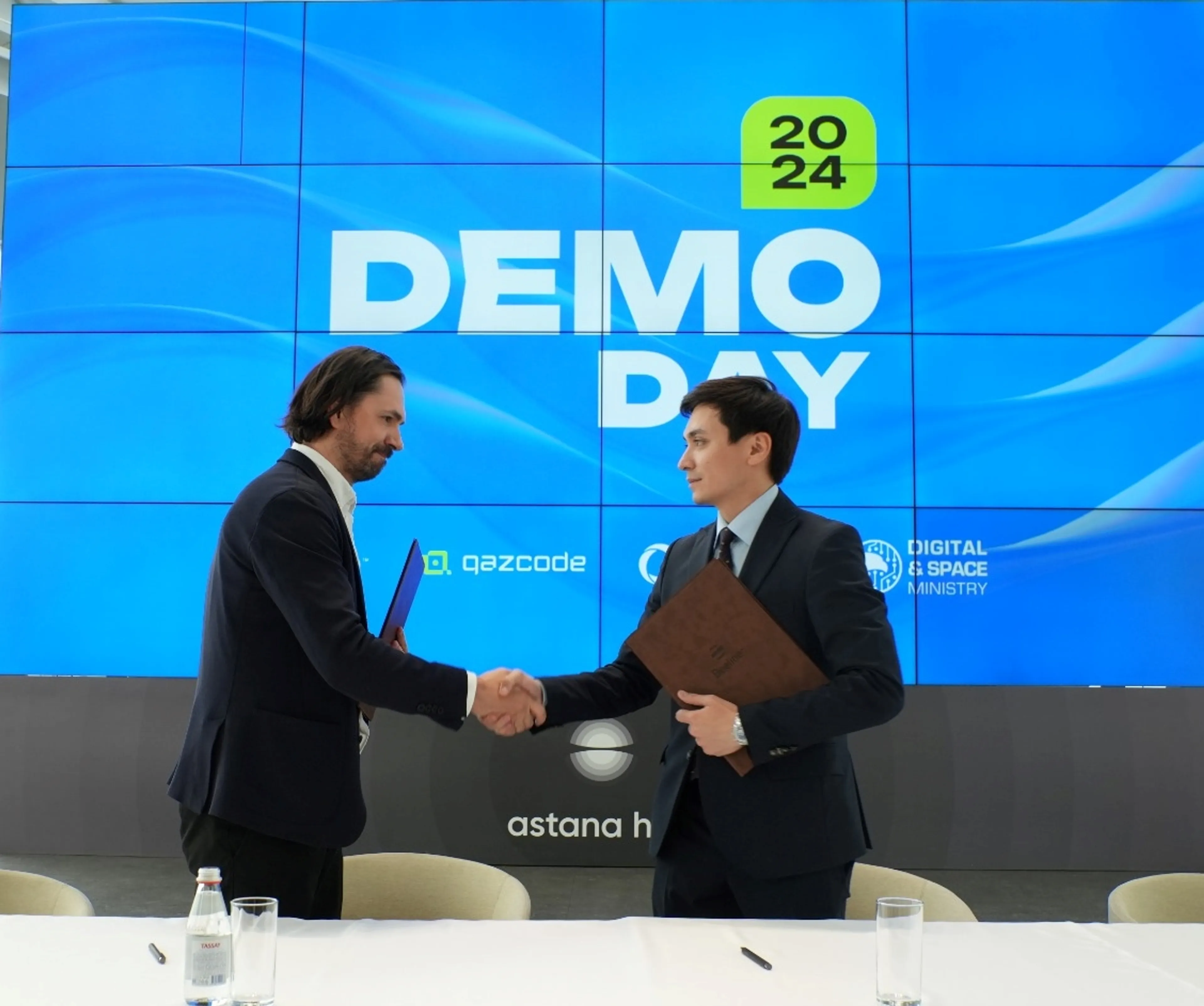 Подписание Меморандума о сотрудничестве в сфере ИИ-проектов между QazCode и АО «Национальные информационные технологии»