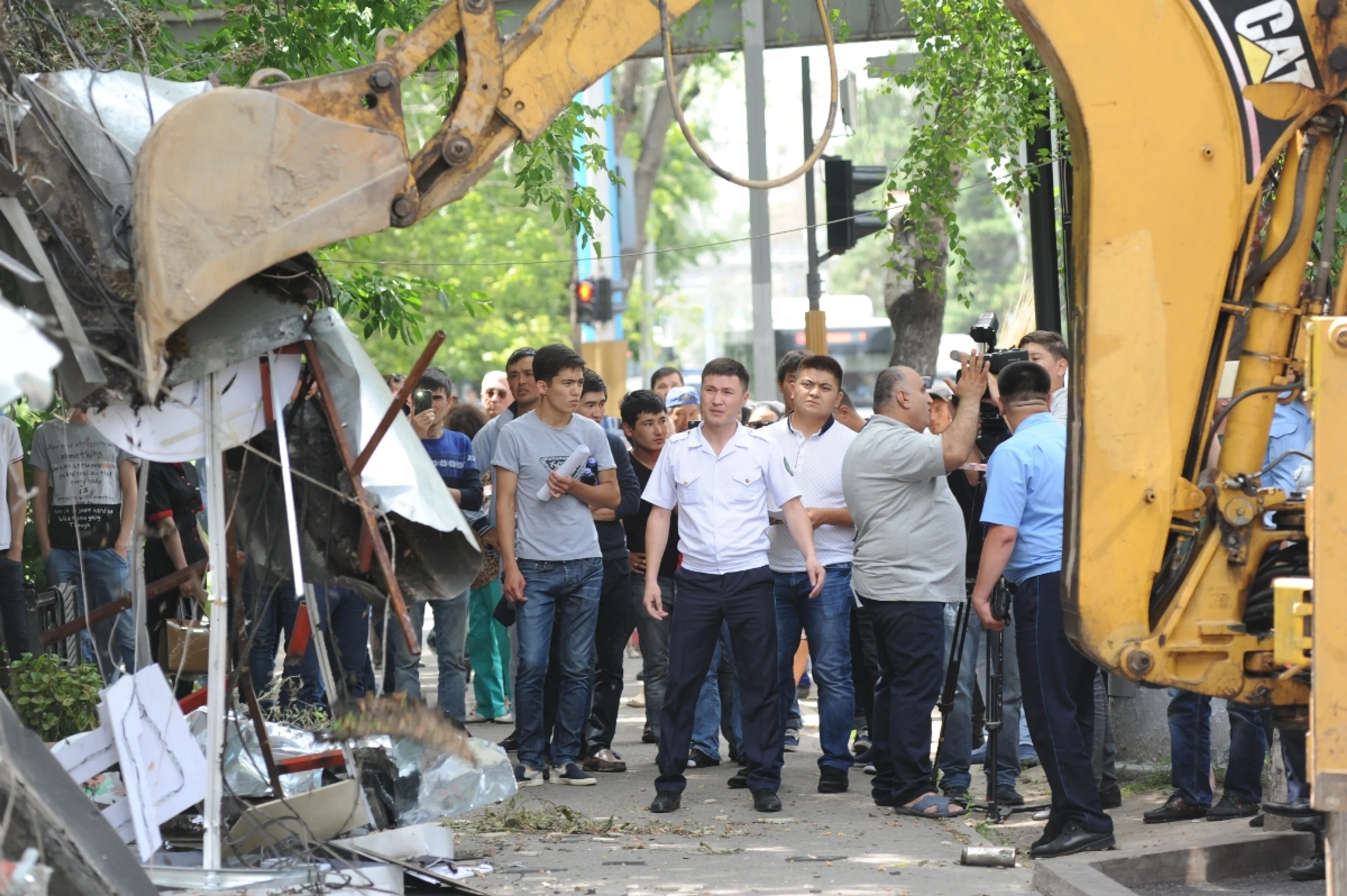 Капитал - В Алматы начали сносить незаконные постройки